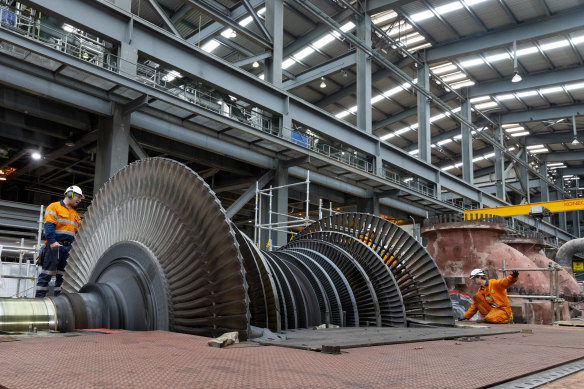 Une turbine à vapeur de l'unité 3 d'Eraring démontée pour la révision de maintenance.