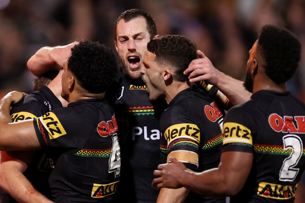 Yeo et les Panthers célèbrent un autre essai dans leur superbe première mi-temps contre les Roosters.