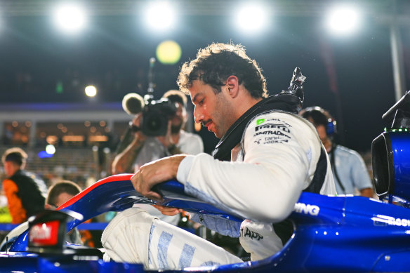 Ricciardo s'installe dans sa voiture RB avant ce qui pourrait s'avérer être sa dernière course de F1.