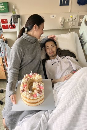 Gill Malona avec Hans Su à l'hôpital en octobre 2022. 