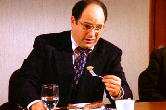 George Costanza (Jason Alexander) trouve une façon raffinée de manger ses Snickers dans un célèbre épisode de Seinfeld.