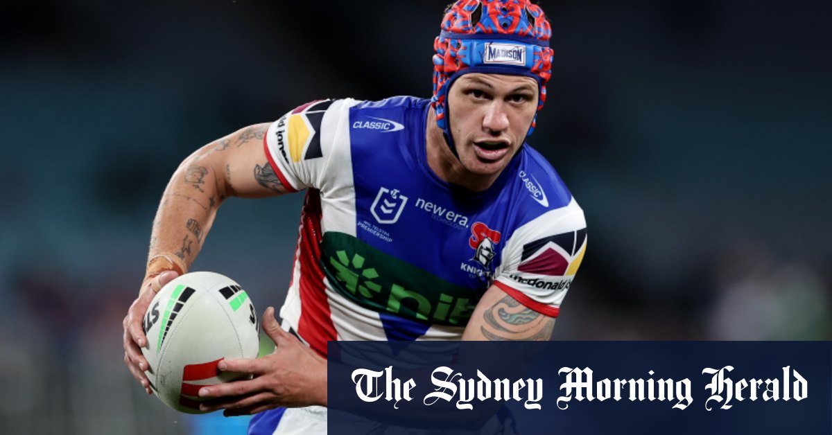 Peter V'landys et Mal Meninga réagissent au backflip des Kangourous de la star des Newcastle Knights, Kalyn Ponga