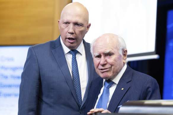 Le chef de l'opposition Peter Dutton et l'ancien premier ministre libéral John Howard en 2022.