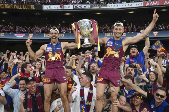 Les Lions de Brisbane mettent en vedette Charlie Cameron et Josh Dunkley avec la Premiership Cup 2024.