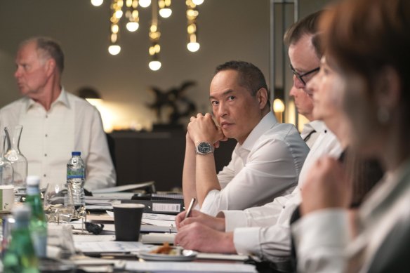 Selon Eric Tao (joué par Ken Leung), la fin de l'histoire, c'est l'argent.