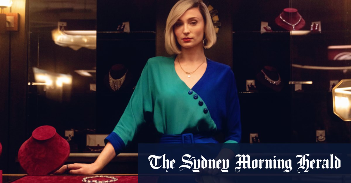 Sophie Turner troque les robes de Game of Thrones contre des épaulettes