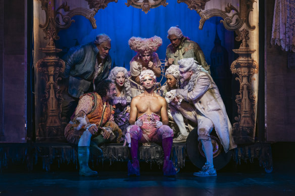 Opéra ou comédie musicale ? Lyndon Watts (au centre) et Eddie Perfect sont les vedettes de la production de Candide de Leonard Bernstein par le Victorian Opera, qui fera partie de la saison 2025 d'Opera Australia.