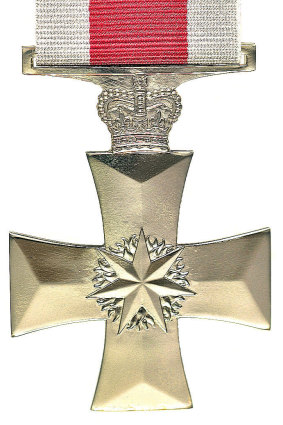 La Distinguished Service Cross a été introduite en 1991 et est décernée pour un commandement et un leadership distingués dans des opérations de guerre.