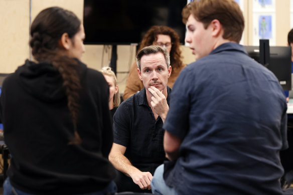 Georgia Laga'aia, le réalisateur Dean Bryant et Beau Woodbridge dans la répétition de Dear Evan Hansen.