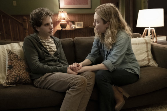 Ben Platt (à gauche) et Julianne Moore jouent la mère et le fils dans l'adaptation cinématographique de Dear Evan Hansen. 