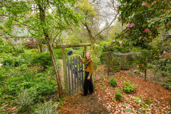 Un portail qui relie le jardin de Vardy à celui de son voisin.