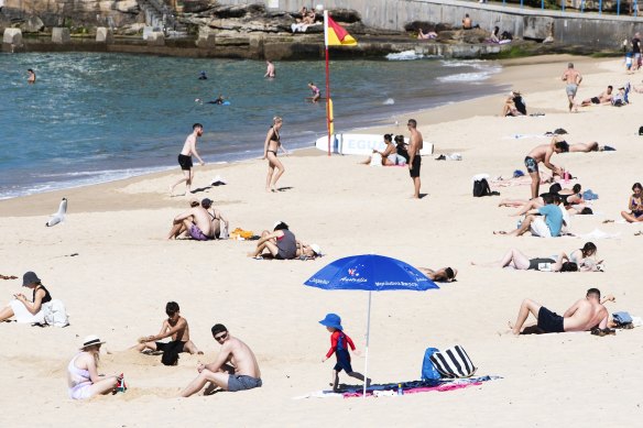 Visiteurs à Coogee Beach début septembre. Le temps chaud du long week-end d’octobre attirera probablement de plus grandes foules.
