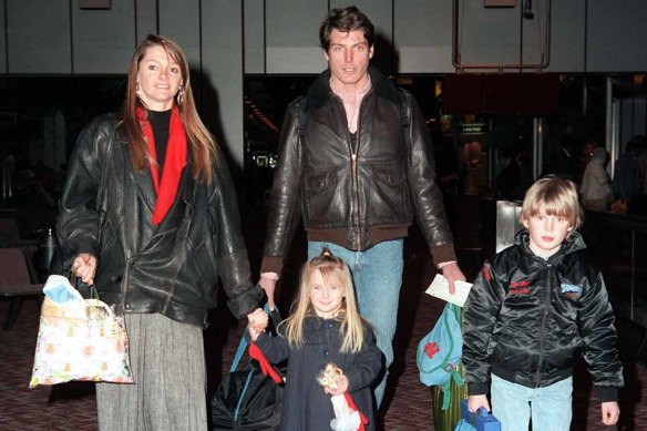Christopher Reeve arrivant à l'aéroport de Londres en 1986 avec sa partenaire d'alors, Gae Exton, et leurs enfants Alexandra et Matthew.