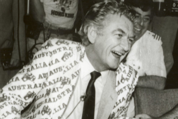 « Tout patron qui licencie quelqu'un parce qu'il ne s'est pas présenté au travail aujourd'hui est un clochard ! » : Bob Hawke, célébrant le triomphe de l'Australie à la Coupe de l'America en 1983, est devenu notre premier ministre travailliste le plus ancien. 