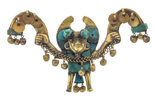 Un ornement de nez en or et turquoise de l'exposition.