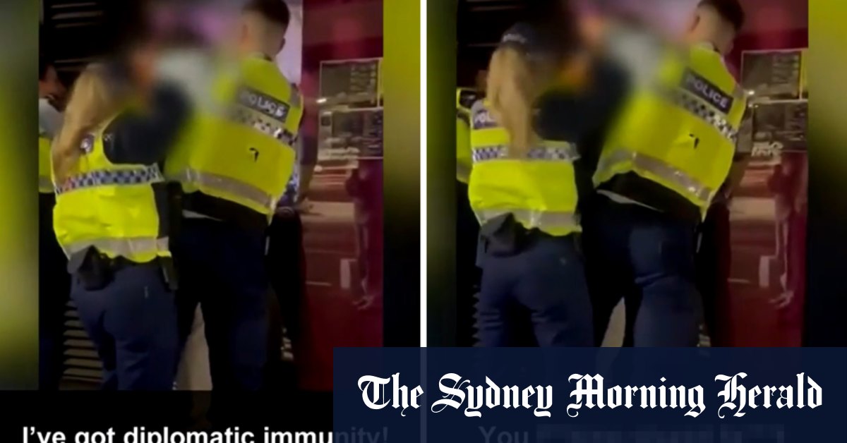 Une vidéo semble montrer l'arrestation du partenaire d'un diplomate australien