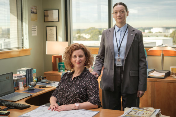 Felicity Ward et Edith Poor dans le rôle d'Hannah Howard et Lizzie Moyle dans la version australienne de The Office.