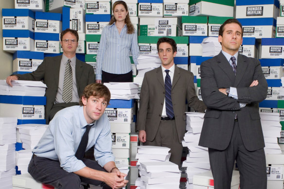La version américaine de The Office (de gauche à droite) : John Krasinski, Rainn Wilson, Jenna Fischer, BJ Novak et Steve Carell.  