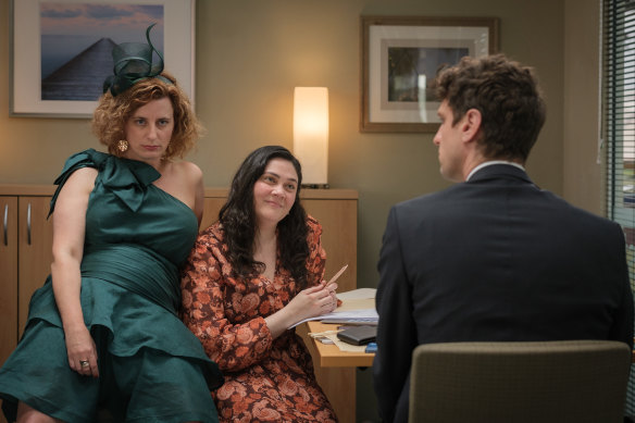 Hannah Howard (Felicity Ward), Greta King (Shari Sebbens), Nick Fletcher (Steen Raskopoulos) célèbrent la Melbourne Cup au Bureau. 