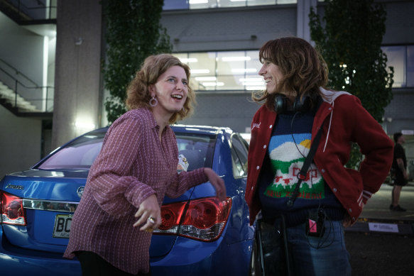 Felicity Ward (à gauche) avec la réalisatrice Jackie Van Beek sur le tournage de The Office. 