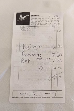 L'addition : des pâtes au bœuf ragoût, un steak et une salade.