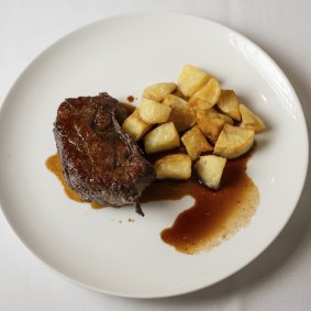 Steak de porterhouse avec pommes de terre croustillantes chez Marios à Fitzroy.