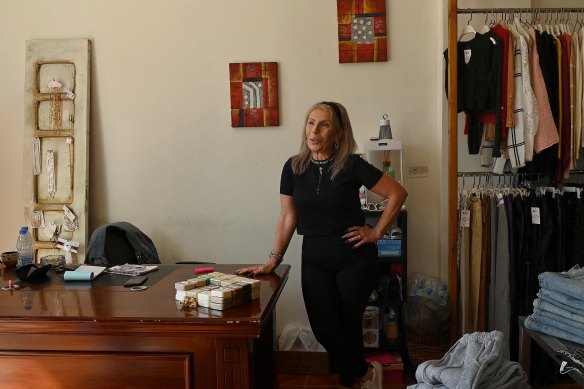 Carol Khalife dans sa boutique de vêtements à Bsharri. Elle et son mari resteront au Liban à moins que leur région ne soit attaquée par Israël. 