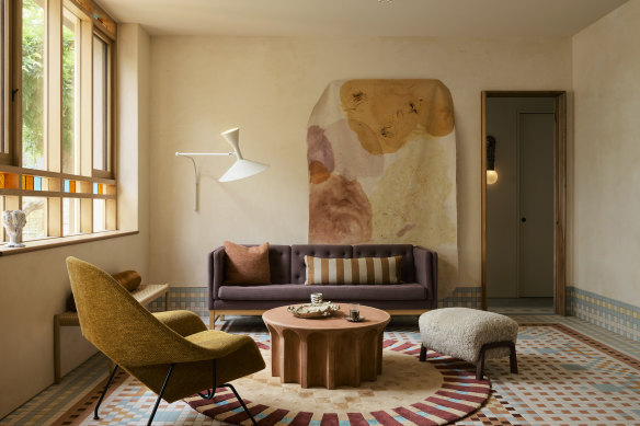 YSG Studio a utilisé du carrelage pour les sols, s'étendant jusqu'aux murs. Les nombreux carreaux muraux détaillés en forme de frise ajoutent à la profondeur de chaque espace. Les tapis graphiques sur mesure de Nani Marquina et les rideaux en lin conçus en interne créent une richesse aux intérieurs.