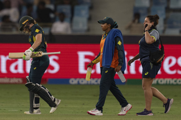 La skipper australienne Alyssa Healy quitte le terrain après s'être retirée blessée lors de ses manches.