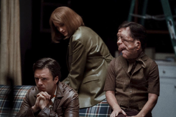 De gauche à droite, Sebastian Stan, Renate Reinsve et Adam Pearson dans A Different Man.