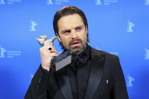 Sebastian Stan avec son Ours d'argent de la meilleure performance principale pour A Different Man au Festival international du film de Berlin en février.