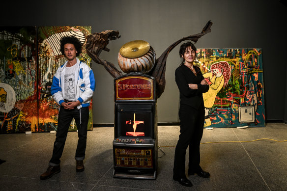 Levi McLean et la conseillère en conservation Dr Erica Izett avec l'une des machines à sous Brio.