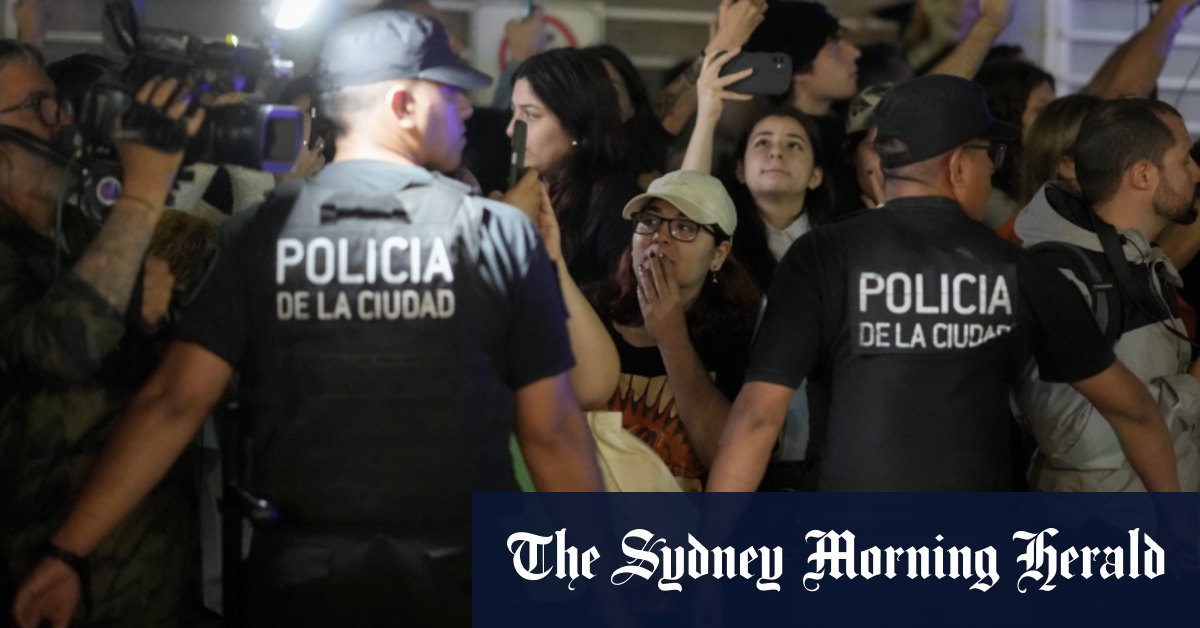 Les fans et les personnes en deuil donnent une dernière ovation après le décès à l'hôtel de Buenos Aires