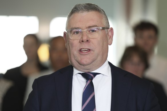 Ministre de l'Emploi et des Relations sur le lieu de travail, le sénateur Murray Watt.