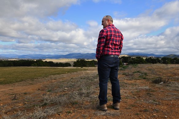 Adam Gresham, 51 ans, un résident de Wallaroo surplombant la zone prévue pour un parc solaire.