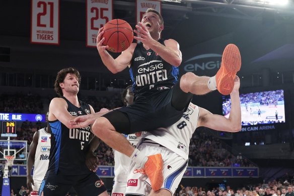Matthew Dellavedova, de Melbourne United, se dirige vers le panier contre Adélaïde.