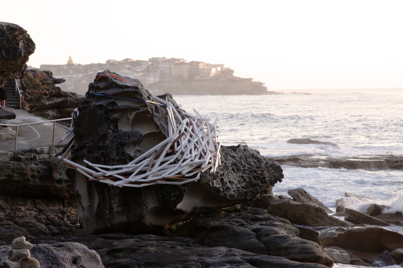 Reclaimed Chaos, d'Elyssa Sykes-Smith, enroulé autour de la botte.