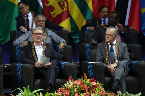 Le Premier ministre Anthony Albanese et le Premier ministre britannique Keir Starmer (à gauche) assistent à la cérémonie d'ouverture du CHOGM. 