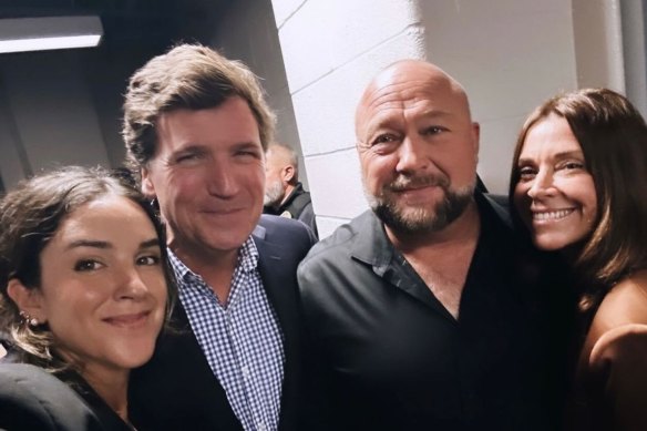 Tucker Carlson, Alex Jones et Jessica Reed Kraus.