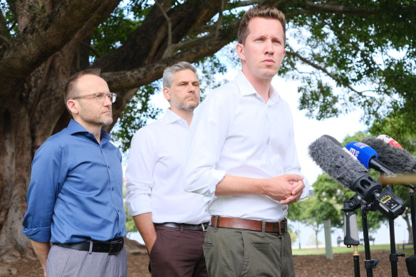 Le chef des Verts fédéraux Adam Bandt, le député d'État de Maiwar Michael Berkman et le député fédéral de Griffith Max Chandler-Mather lors d'une conférence de presse lundi.