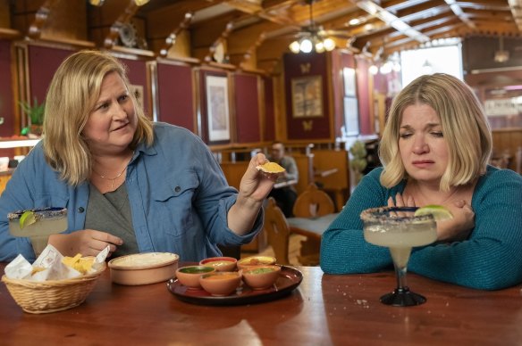 Sam (Bridget Everett) avec sa sœur Tricia (Mary Catherine Garrison). 