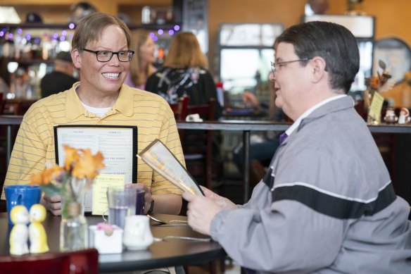 Joel (Jeff Hiller) et Fred (Murray Hill) mangeant au restaurant Chef's in Somebody Somewhere.  