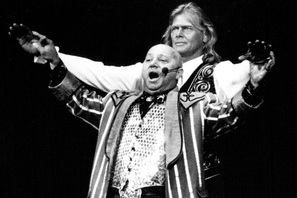 Angry Anderson, dans le rôle du roi Hérode, et John Farnham, dans le rôle de Jésus, dans la version concert de 1992 de Jesus Christ Superstar.