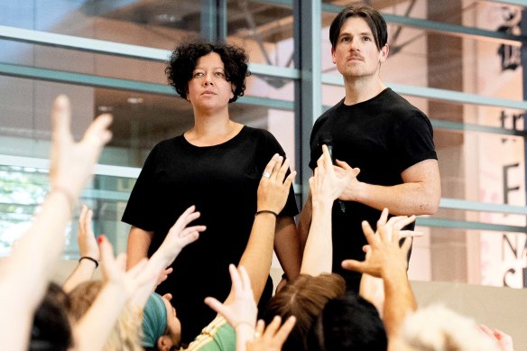 Mahalia Barnes et Michael Paynter pendant les répétitions de Jesus Christ Superstar.