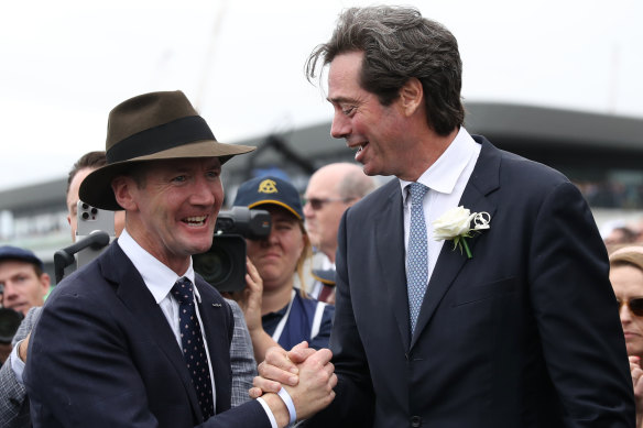 Gillon McLachlan félicite l'entraîneur Ciaron Maher après la victoire de Bella Nipotina dans l'Everest.