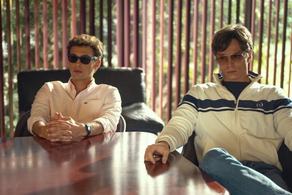 Cooper Koch comme Erik et Nicholas Alexander Chavez comme Lyle dans Monsters: The Lyle et Erik Menendez.
