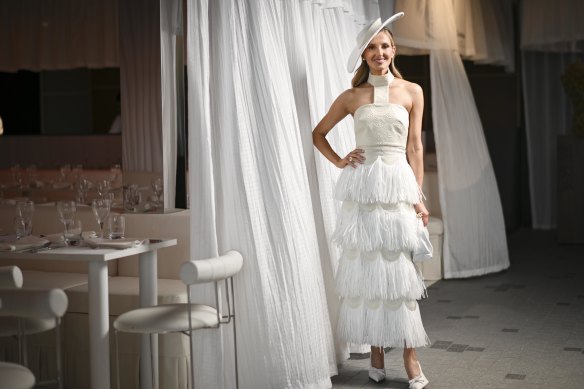 Avantages sociaux : Kate Waterhouse portant du Scanlan Theodore dans le chapiteau Landmark by Lexus.