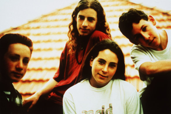 Lee (à l'extrême droite) avec son groupe punk pour adolescents Noise Addict.