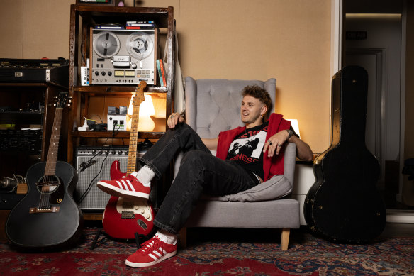 Ellis Hall cette semaine dans son studio de Sydney. Hall est apparu sur X Factor deux fois lorsqu'il était adolescent en 2013 et 2014 et plus tard sur The Voice.
