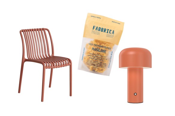 Chaise «Jesi»; Pâtes « Mafaldine » ; Lampe baladeuse « Margot ».  